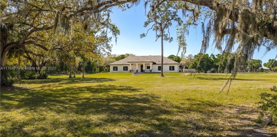 House in LaBelle, Florida 5 bedrooms, 285.21 sq.m. № 1715674