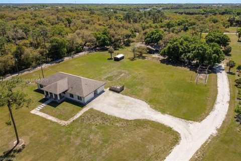 House in LaBelle, Florida 5 bedrooms, 285.21 sq.m. № 1715674 - photo 29