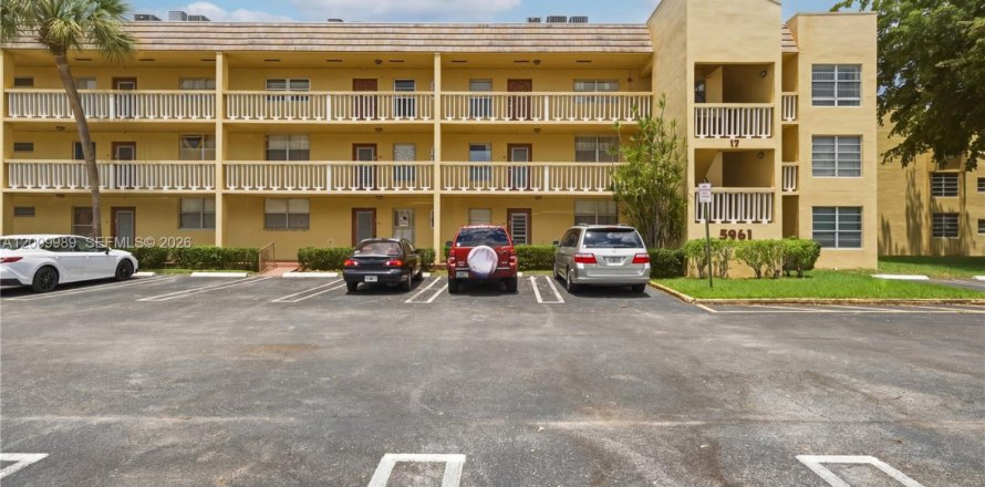 Condominio en Tamarac, Florida, 2 dormitorios № 2090547