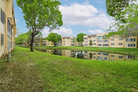 Condominio en venta en Tamarac, Florida, 2 dormitorios, 81.75 m2 № 2090547 - foto 15
