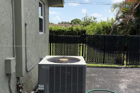 Casa en venta en Pembroke Pines, Florida, 2 dormitorios, 83.33 m2 № 2307187 - foto 15