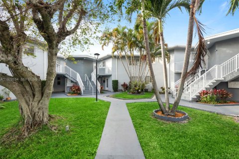 Condominio en venta en Miami, Florida, 2 dormitorios, 86.86 m2 № 2034436 - foto 16