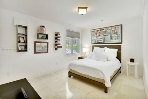 House in Miami, Florida 6 bedrooms, 395.39 sq.m. № 1890440 - photo 27