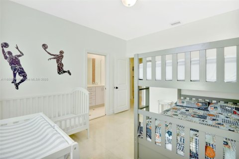 House in Miami, Florida 6 bedrooms, 395.39 sq.m. № 1890440 - photo 21