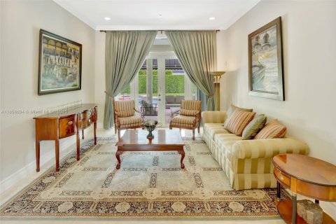 House in Miami, Florida 6 bedrooms, 395.39 sq.m. № 1890440 - photo 5