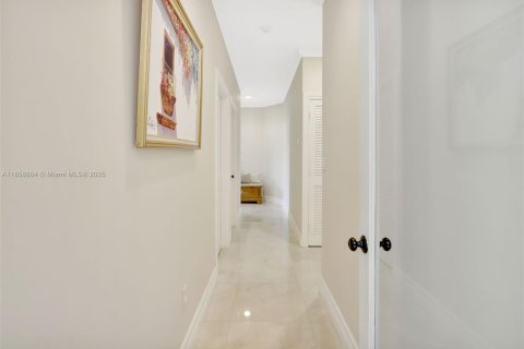 House in Miami, Florida 6 bedrooms, 395.39 sq.m. № 1890440 - photo 15