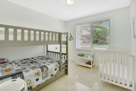 House in Miami, Florida 6 bedrooms, 395.39 sq.m. № 1890440 - photo 20