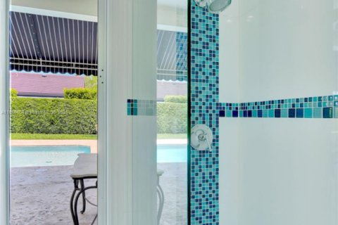 House in Miami, Florida 6 bedrooms, 395.39 sq.m. № 1890440 - photo 25