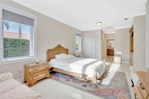 House in Miami, Florida 6 bedrooms, 395.39 sq.m. № 1890440 - photo 28