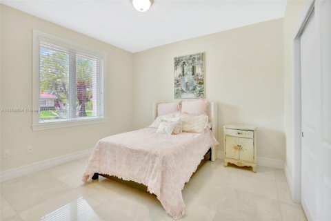 House in Miami, Florida 6 bedrooms, 395.39 sq.m. № 1890440 - photo 19