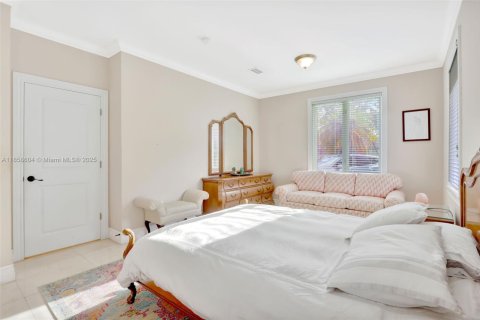 House in Miami, Florida 6 bedrooms, 395.39 sq.m. № 1890440 - photo 29
