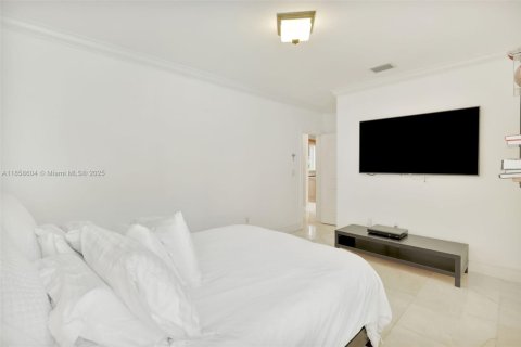 House in Miami, Florida 6 bedrooms, 395.39 sq.m. № 1890440 - photo 26
