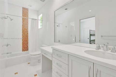 House in Miami, Florida 6 bedrooms, 395.39 sq.m. № 1890440 - photo 22