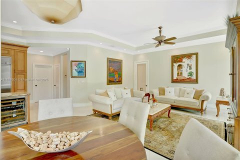 House in Miami, Florida 6 bedrooms, 395.39 sq.m. № 1890440 - photo 12