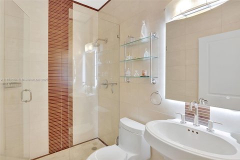 House in Miami, Florida 6 bedrooms, 395.39 sq.m. № 1890440 - photo 23