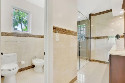 House in Miami, Florida 6 bedrooms, 395.39 sq.m. № 1890440 - photo 17