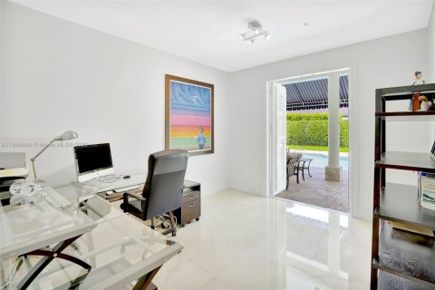 House in Miami, Florida 6 bedrooms, 395.39 sq.m. № 1890440 - photo 24