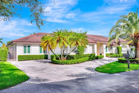 House in Miami, Florida 6 bedrooms, 395.39 sq.m. № 1890440 - photo 3