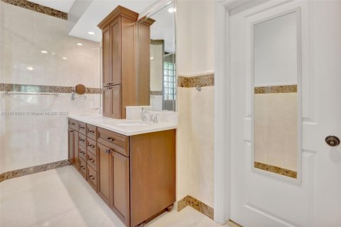 House in Miami, Florida 6 bedrooms, 395.39 sq.m. № 1890440 - photo 18