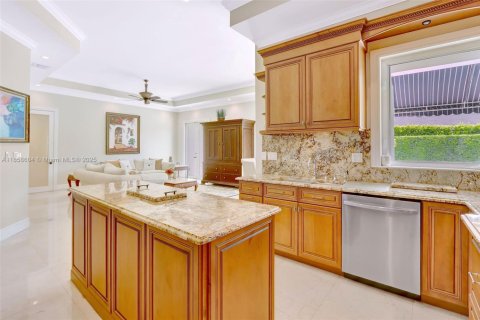 House in Miami, Florida 6 bedrooms, 395.39 sq.m. № 1890440 - photo 10