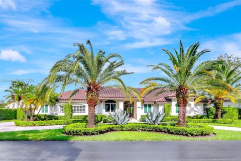 House in Miami, Florida 6 bedrooms, 395.39 sq.m. № 1890440 - photo 2