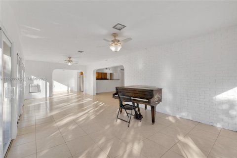 Купить виллу или дом в Тамарак, Флорида 3 спальни, 202.34м2, № 2007841 - фото 5