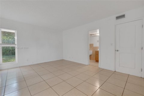 Купить виллу или дом в Тамарак, Флорида 3 спальни, 202.34м2, № 2007841 - фото 8