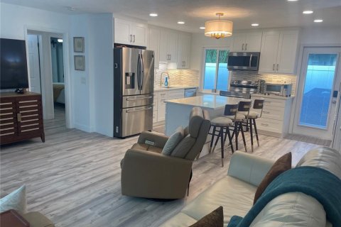 House in Bradenton, Florida 2 bedrooms, 102.56 sq.m. № 2195470 - photo 6