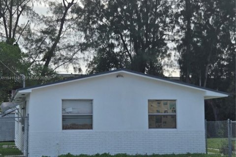 Propiedad comercial en venta en Miami, Florida, 169.45 m2 № 1998628 - foto 2