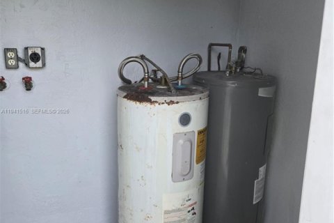 Propiedad comercial en venta en Miami, Florida, 169.45 m2 № 1998628 - foto 15