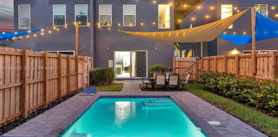 Propiedad comercial en Miami, Florida 538.83 m2 № 2029295