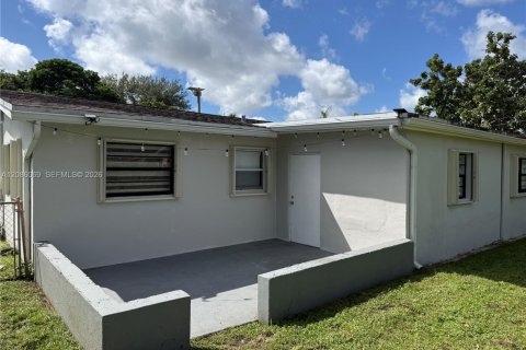 Villa ou maison à louer à Dania Beach, Floride: 3 chambres, 132.57 m2 № 2363431 - photo 4