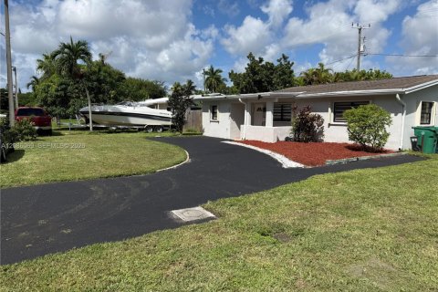 Villa ou maison à louer à Dania Beach, Floride: 3 chambres, 132.57 m2 № 2363431 - photo 2