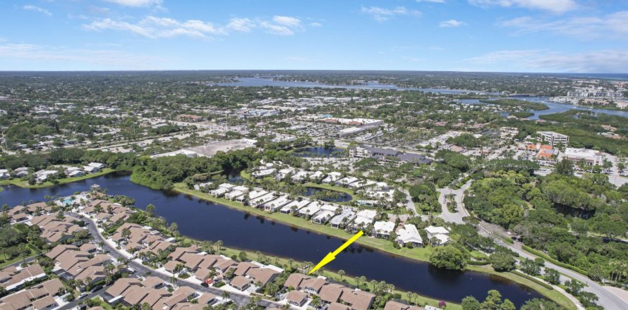 House in Jupiter, Florida 2 bedrooms, 121.98 sq.m. № 1102189