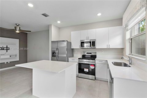 Купить таунхаус в Хомстед, Флорида 3 спальни, 123.37м2, № 2061460 - фото 12