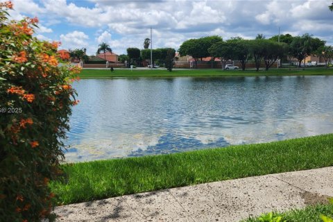 Copropriété à louer à Miami, Floride: 2 chambres, 90.95 m2 № 1920504 - photo 1