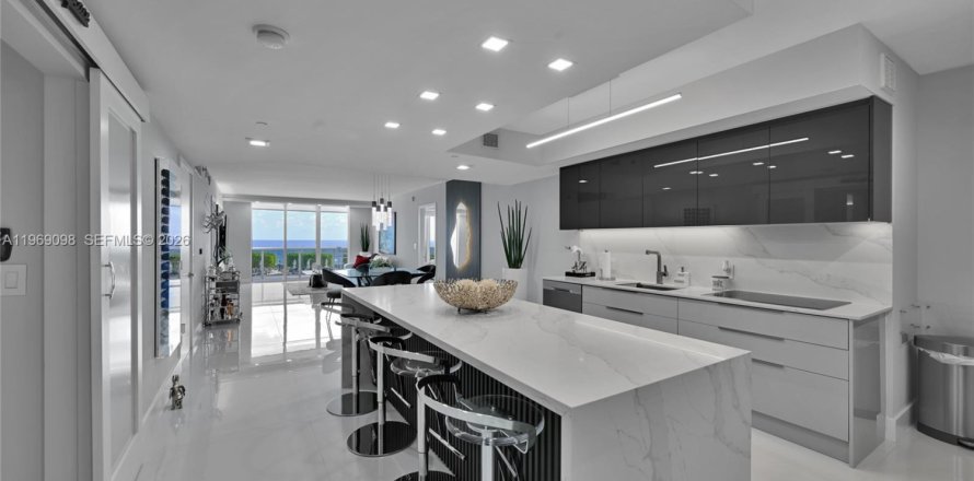 Condo in Hallandale Beach, Florida, 3 bedrooms  № 2052902