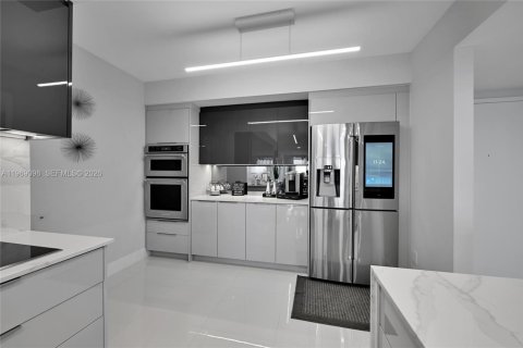 Condo in Hallandale Beach, Florida, 3 bedrooms  № 2052902 - photo 12