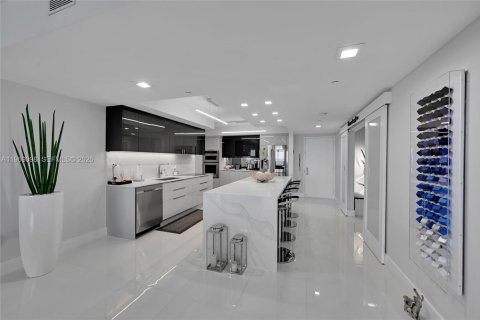 Condo in Hallandale Beach, Florida, 3 bedrooms  № 2052902 - photo 2