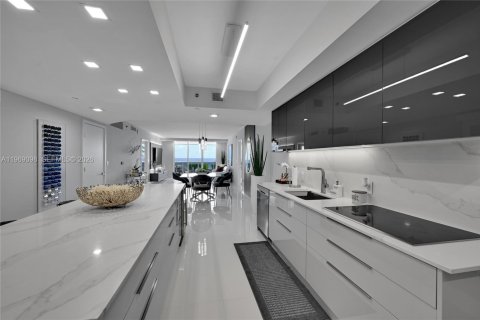 Condo in Hallandale Beach, Florida, 3 bedrooms  № 2052902 - photo 13