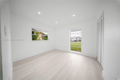Villa ou maison à vendre à Miami, Floride: 4 chambres, 150.5 m2 № 1955866 - photo 13
