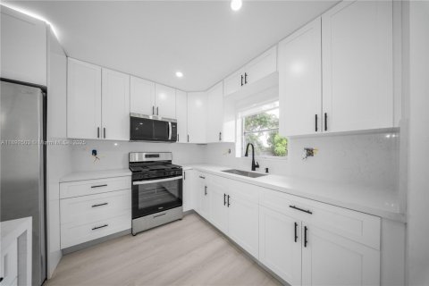 Villa ou maison à vendre à Miami, Floride: 4 chambres, 150.5 m2 № 1955866 - photo 5