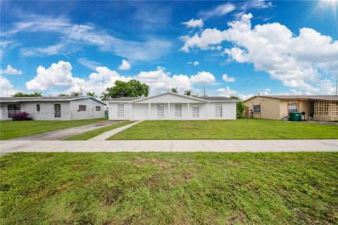 Villa ou maison à vendre à Miami, Floride: 4 chambres, 150.5 m2 № 1955866 - photo 1