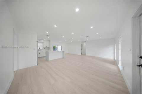 Villa ou maison à vendre à Miami, Floride: 4 chambres, 150.5 m2 № 1955866 - photo 3