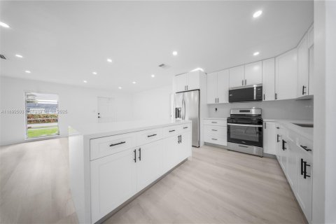 Villa ou maison à vendre à Miami, Floride: 4 chambres, 150.5 m2 № 1955866 - photo 6