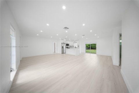 Villa ou maison à vendre à Miami, Floride: 4 chambres, 150.5 m2 № 1955866 - photo 2