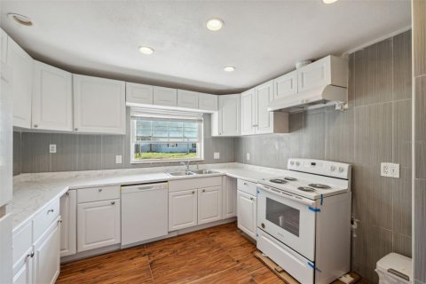 House in New Port Richey, Florida 3 bedrooms, 105.72 sq.m. № 1883480 - photo 12