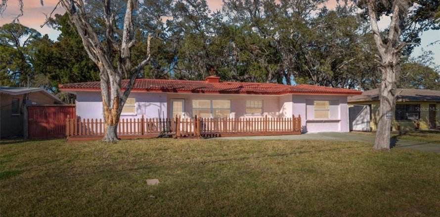 House in New Port Richey, Florida 3 bedrooms, 105.72 sq.m. № 1883480