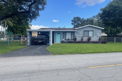 House in Pembroke Pines, Florida 2 bedrooms, 115.48 sq.m. № 2003445