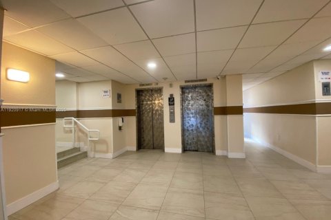 Condo in Miami, Florida, 1 bedroom  № 1975068 - photo 3